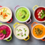 Mai multe boluri cu supe bogate în proteine pe o masă gri