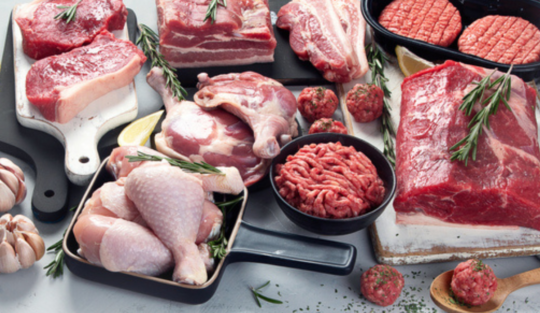 Un platou pe care se află carne de pui, de porc, de vită și care este asezonată cu diferite tipuri de condimente