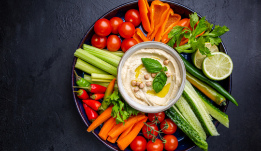 Un platou de legume alături de humus pentru a ilustra cu ce se mănâncă humusul