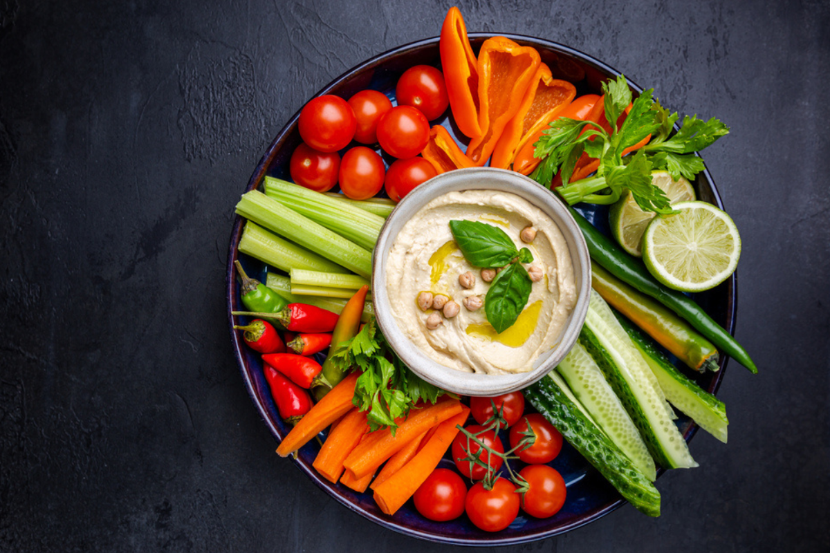 Un platou de legume alături de humus pentru a ilustra cu ce se mănâncă humusul