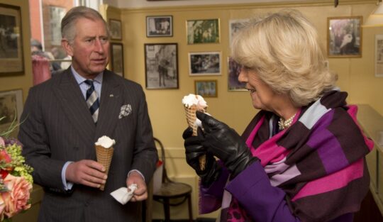 Regele Charles al III-lea cu o înghețată în mână alături de soția sa, Regina Consort Camilla