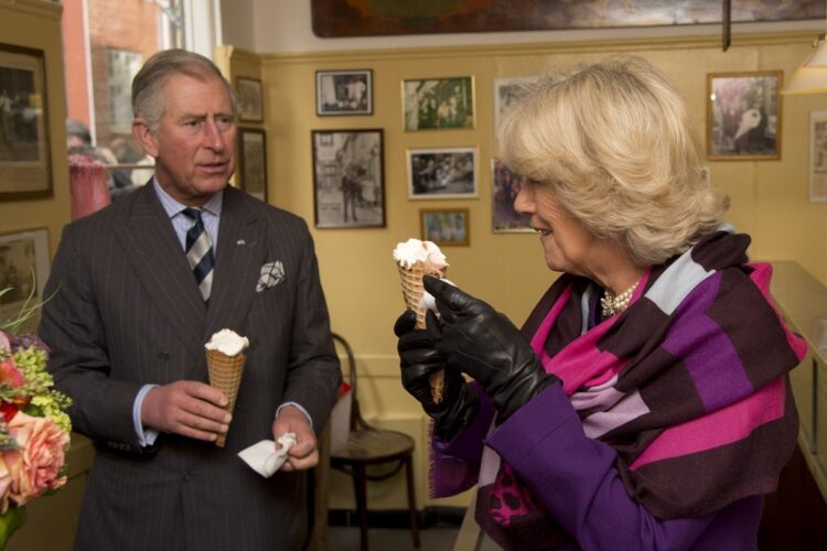 Regele Charles al III-lea cu o înghețată în mână alături de soția sa, Regina Consort Camilla