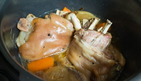 Carne de porc cu ceapă și morcovi fierte în oală