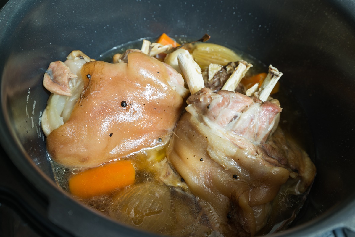 Carne de porc cu ceapă și morcovi fierte în oală
