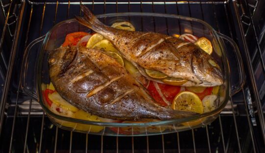 Doi pești doradă cu legume și lămâie la cuptor