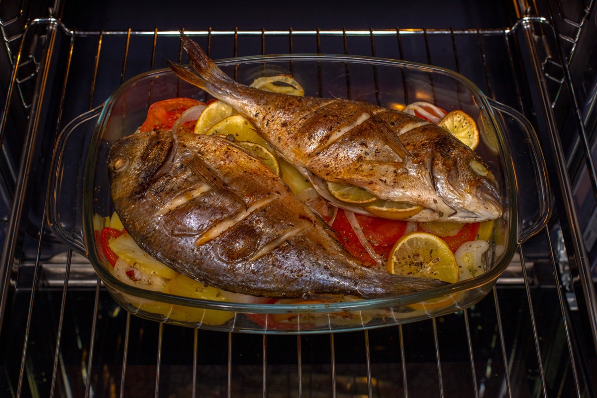 Doi pești doradă cu legume și lămâie la cuptor