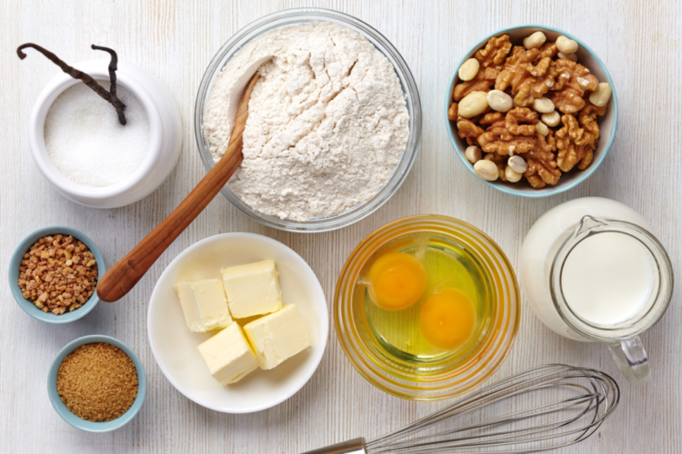 Ingrediente pentru prăjituri pe o masă albă