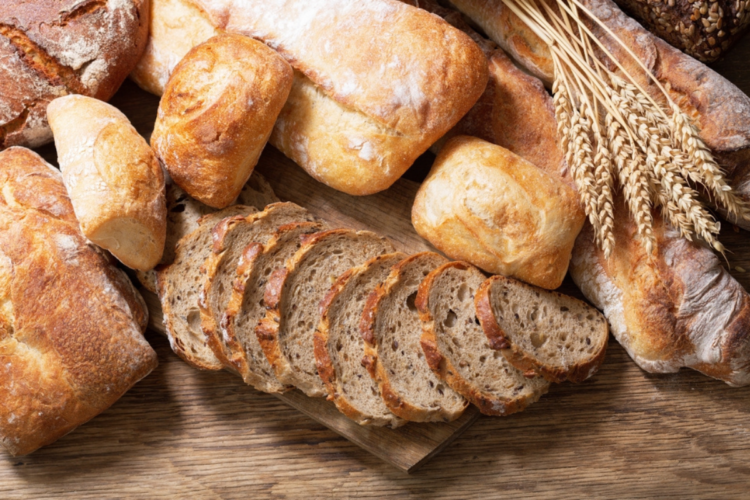 Două felii de pâine în fiecare zi asigură aportul de fibre