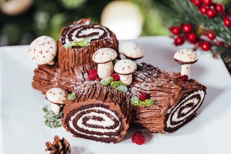 Tort Buturuga de Crăciun sau Bûche de Noël decorat cu fursecuri în formă de ciupercuțe
