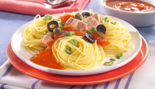 Spaghete cu ton și sos de roșii. O rețetă simplă pentru o masă gustoasă