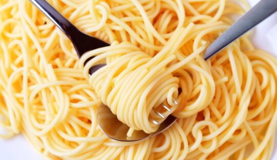 Spaghete fierte și înfășurate pe furculiță