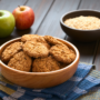 Biscuiți din fulgi de ovăz cu mere puși într-un castron de lemn