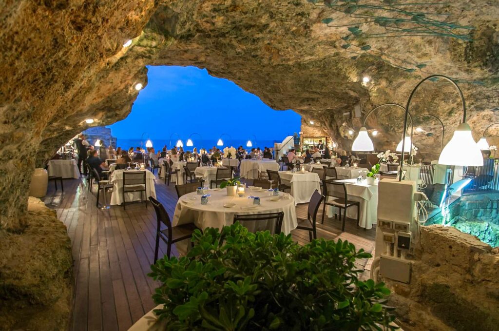 Grotta Palazzese surprins într-o fotografie panoramică spre seară