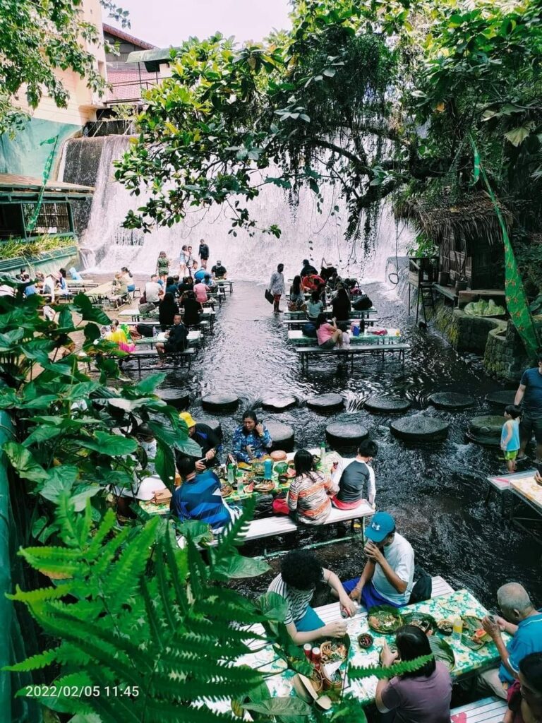 The Labassin Waterfall Restaurant, Villa Escudero Resort într-o fotografie panoramică