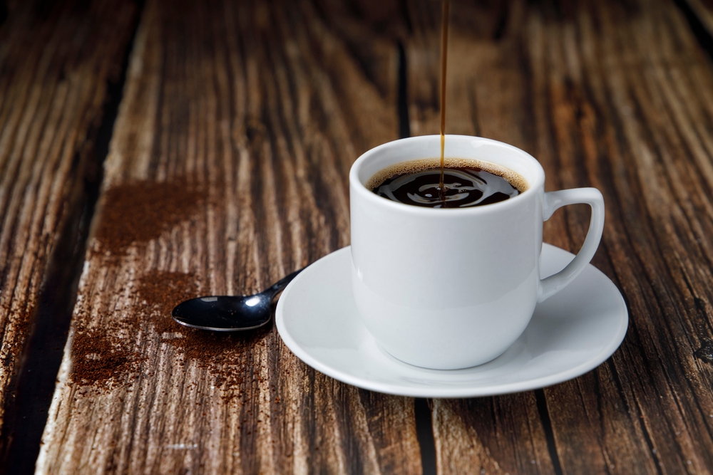 Cafeaua americano servită într-o ceașcă albă