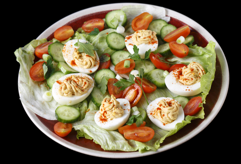 Ouă umplute cu chilli alături de o salată
