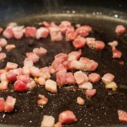 Bucăți de bacon rumenite în tigaie