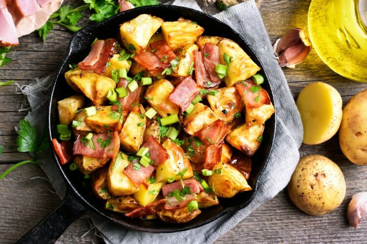 Tigaie cu Cartofi cu bacon și usturoi, preparați la cuptor