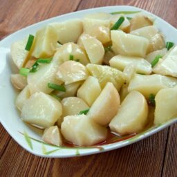 Cartofi fierți și tocați în cuburi, amestecați cu bucăți de ceapă verde