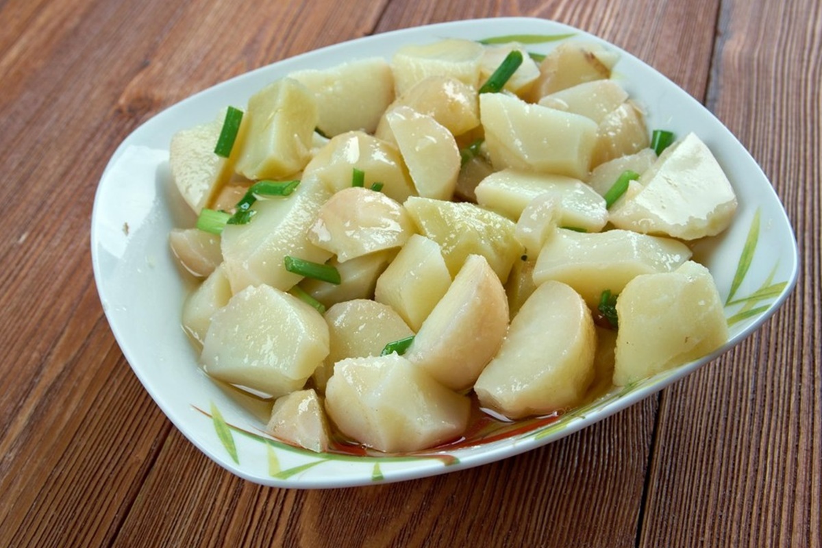 Cartofi fierți și tocați în cuburi, amestecați cu bucăți de ceapă verde