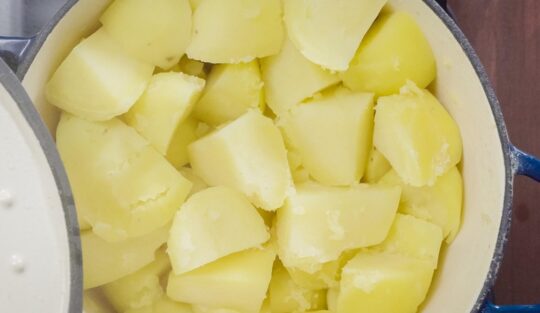Cartofi tocați în cuburi pentru salată de cartofi cu ton și măsline umplute cu ardei