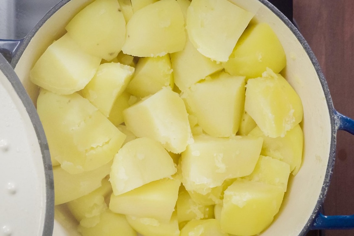 Cartofi tocați în cuburi pentru salată de cartofi cu ton și măsline umplute cu ardei