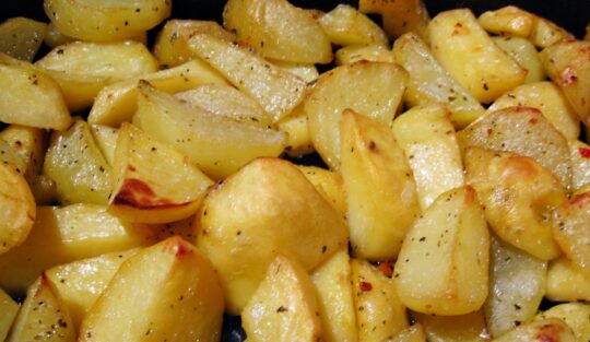 Cartofi tăiați în bucăți și copți la cuptor