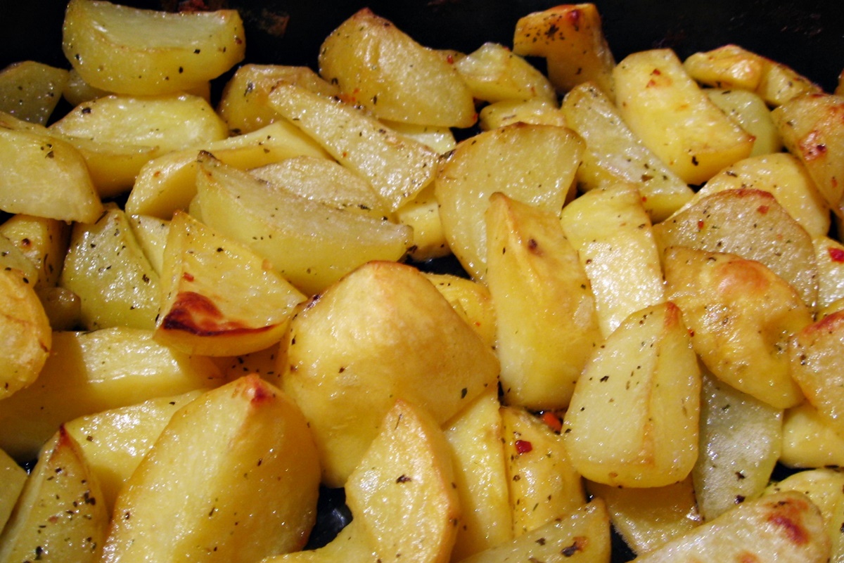 Cartofi tăiați în bucăți și copți la cuptor
