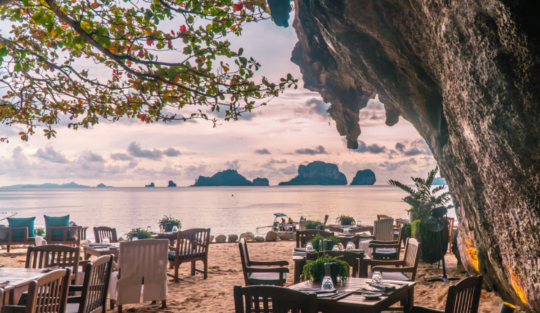 Cele mai neobișnuite restaurante din lume ilustrate cu ajutrul unei fotografii panoramă dintr-un restaurant