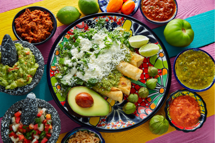 condimente mexicane pe o masă