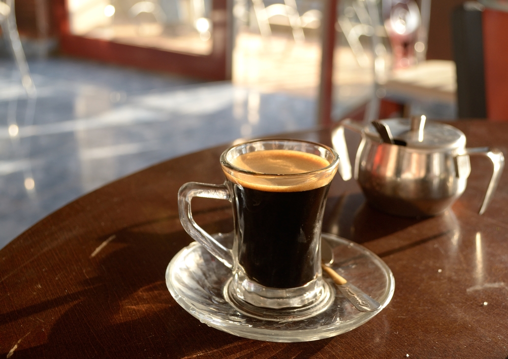 Cafeaua long black servită într-o ceașcă transparentă