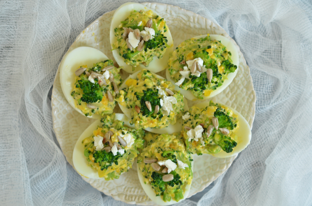 Un platou cu ouă umplute cu broccoli