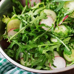 Salată rucola cu ridichi și castravete în bol