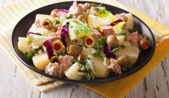 Salată de cartofi cu ton și măsline umplute cu ardei