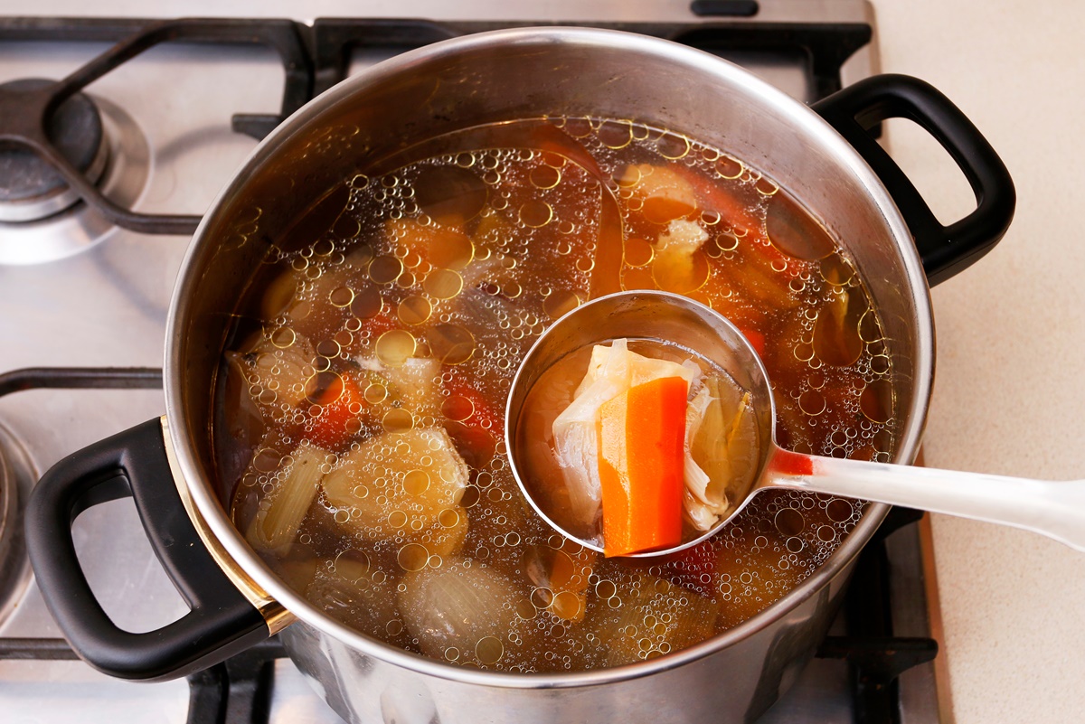 Supă de legume în oală de inox cu polonic