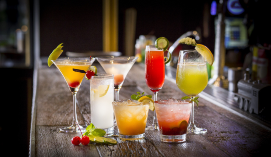Cele mai populare cocktailuri în 2023. Ce au băut oamenii în cele mai mari baruri din lume
