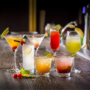 Cele mai populare cocktailurireprezentate cu ajutorul mai multor băuturi pe o masă