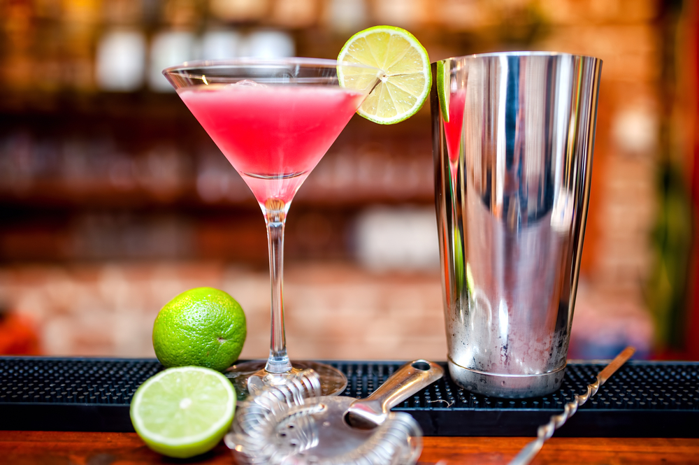 Un cocktail cosmopolitan servit la un bar celebru din lume