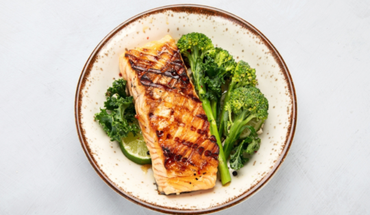 Somon cu broccoli la air fryer, cea mai sănătoasă și gustoasă cină
