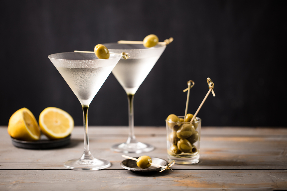 Vodka Martini servit în două pahare care sunt decorate cu o măslină