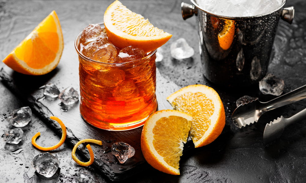 Un cocktail Americano servit alături de două felii de portocală