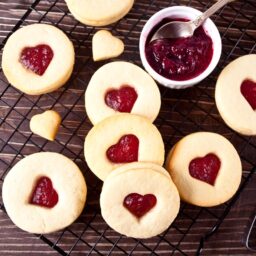 Biscuiți pentru Valentine’s Day pe un grătar