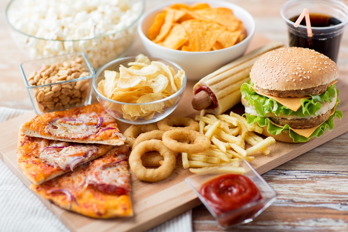 O masă plină cu alimente de tip fast-food pentru a ilustra ce să nu mănânci ca să slăbești în 2024