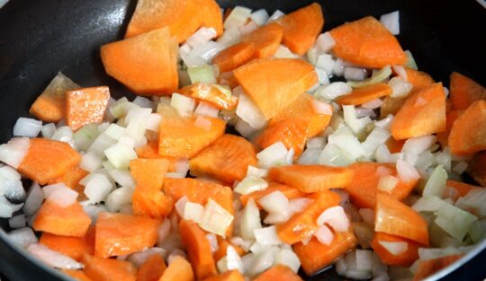 Ceapă cu morcovi într-o tigaie adâncă