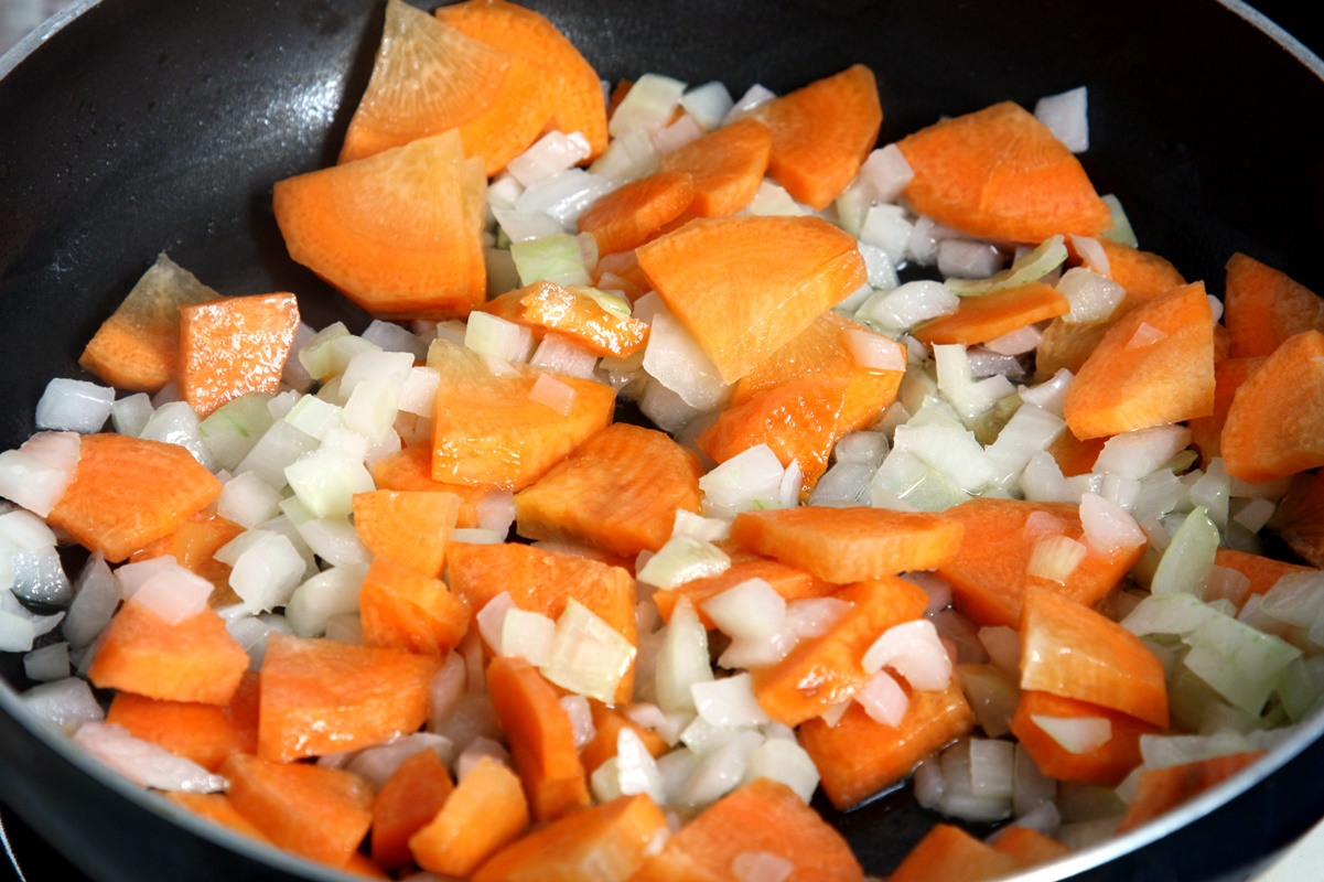 Ceapă cu morcovi într-o tigaie adâncă