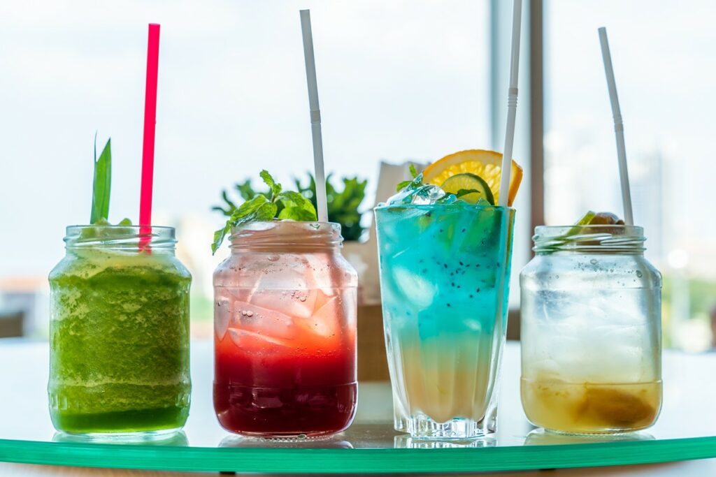Cocktailurile cu gheață servite în pahare diferite