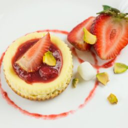 Porție de mini cheesecake cu jeleu de căpșuni