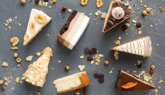 O masă plină cu prăjituri pentru a ilustra ce se întâmplă dacă mănânci desert în fiecare zi