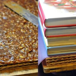Foi de napolitane cu nucă și caramel acoperite cu cărți pentru a se presa