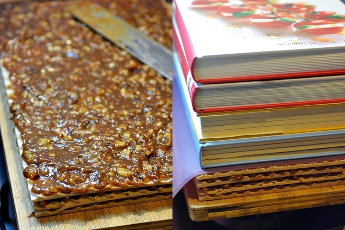 Foi de napolitane cu nucă și caramel acoperite cu cărți pentru a se presa